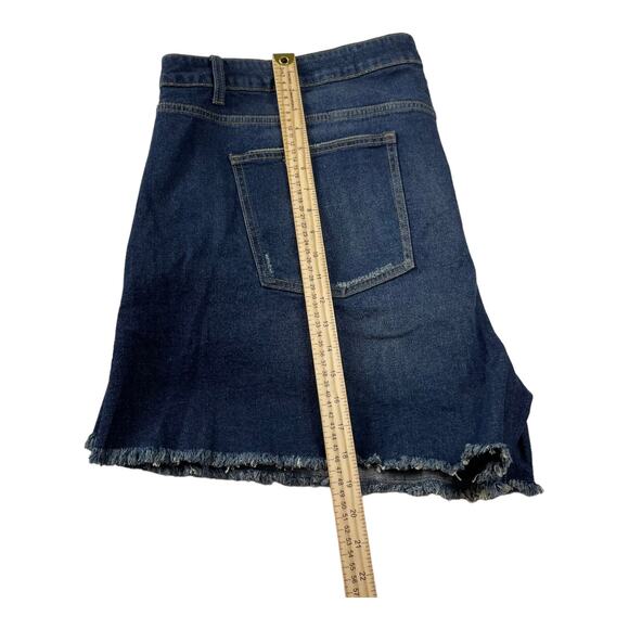 Terra & Sky Size 24W High Rise Dark Wash Frayed Hem Side Slit Denim Jean Shorts - Picture 7 of 10